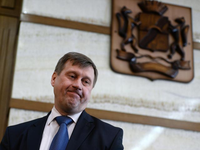 Мэр Новосибирска Анатолий Локоть отменил вызвавший критику общественности конкурс на закупку мэрией телефонов и компьютеров на сумму более полумиллиона рублей