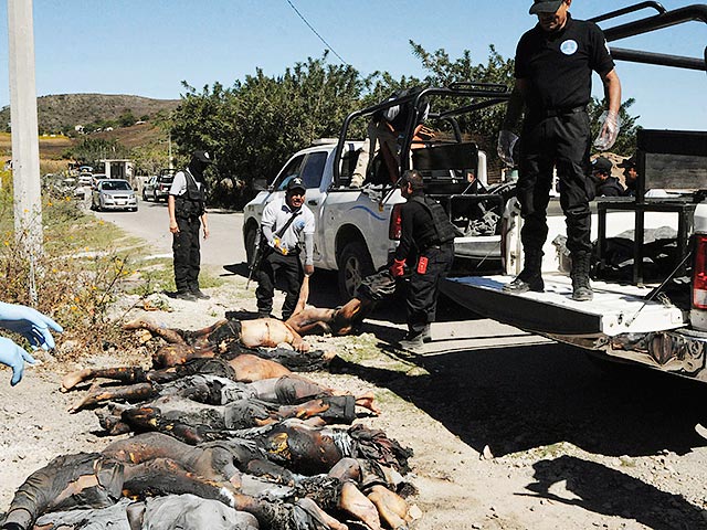 В Мексике на обочине дороги найдены 11 обезглавленных, частично обгоревших мужских трупов. Страшную находку обнаружили в мексиканском штате Герреро, где два месяца назад пропали без вести и предположительно были убиты 43 студента