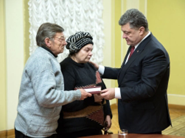 Президент Украины Петр Порошенко 28 ноября посмертно наградил орденом Героев Небесной сотни трех иностранных граждан, погибших во время Евромайдана в январе и феврале 2014 года