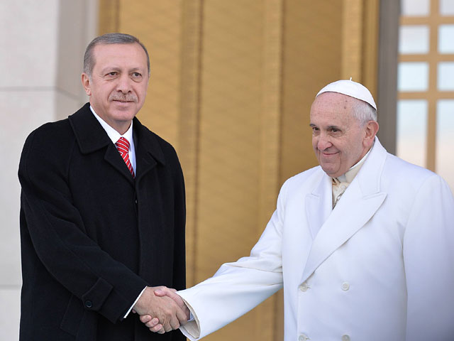 Президент Турции Тайип Эрдоган заявил на совместной пресс-конференции с главой Римско-католической церкви, состоявшейся в Анкаре в пятницу, что нет тем, по которым бы Турция не соглашалась во мнении с Папой Римским Франциском