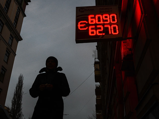 Резкое падение стоимости нефти снова обвалило курс рубля