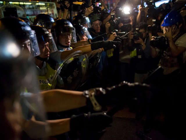 В ходе столкновений ранения получили не менее десятка человек, включая 8 стражей порядка. Участники акций протеста вновь попытались занять район Монгкок на полуострове Коулун, который три дня назад был очищен от баррикад и палаточных лагерей манифестантов