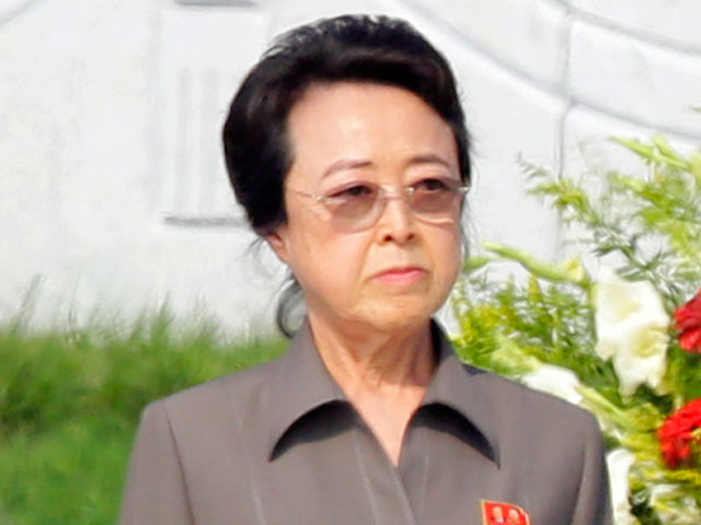 Тетя лидера КНДР Ким Чен Ына скончалась от инсульта, причем сердечным приступом закончился разговор с племянником по телефону о казни ее супруга, утверждает CNN