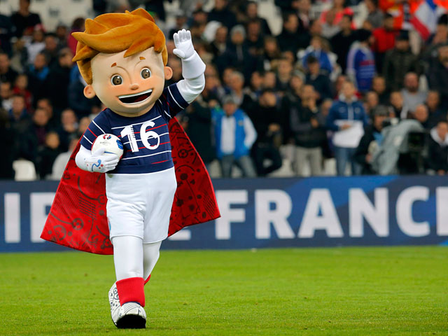 Талисман чемпионата Европы по футболу 2016 года, маленький мальчик в футболке национальной сборной Франции и красном плаще, получил имя Супер Виктор