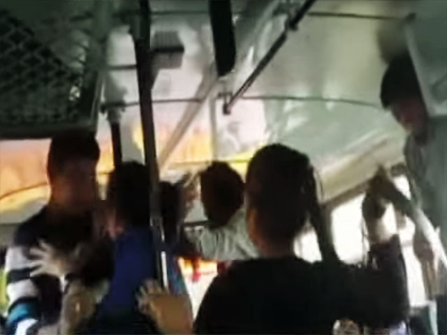 В Индии широкий резонанс вызвала публикация видеозаписи, в которой две молодых женщины дали отпор сексуальным извращенцам, пристававшим к ним в автобусе