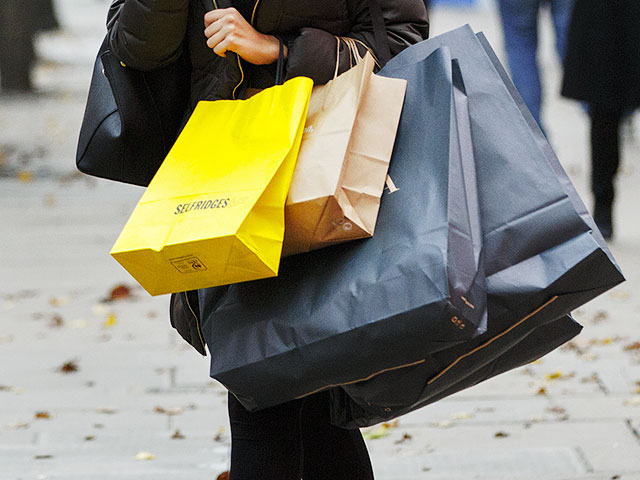 "Черная пятница" 28 ноября ознаменовала начало нового сезона распродаж в США. По данным американской исследовательской компании ShopperTrak, в этот день американцы потратили в магазинах 9,1 млрд долларов, что на 7% меньше, чем в 2013 году
