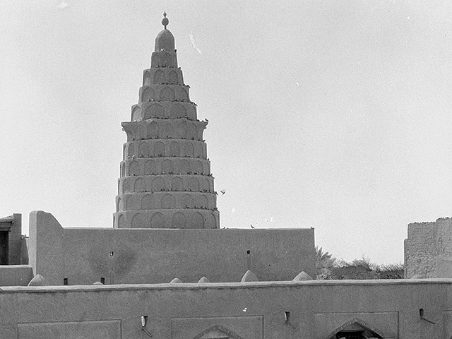 Гробница пророка Иезекииля в иракском городе Эль-Кифль была обращена в мечеть, а украшавшие ее еврейские надписи уничтожены
