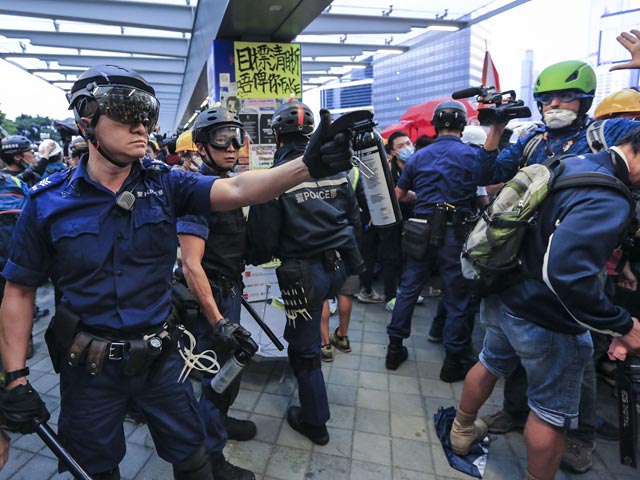 Власти Гонконга предупредили протестующих, что если те повторят штурм зданий правительства, то полиция не пощадит их