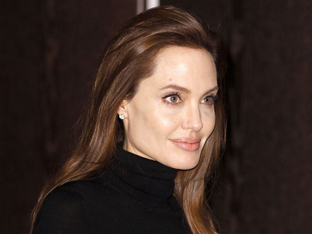 Анджелина Джоли попала в аварию на мокром шоссе - ее водитель не справился с управлением