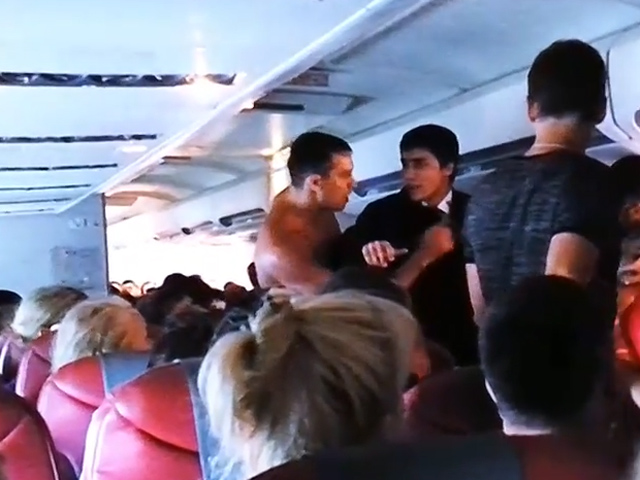 В интернете появился ролик, в котором запечатлен дебош российских туристов на борту авиалайнера, летевшего рейсом из Гоа в Башкирию