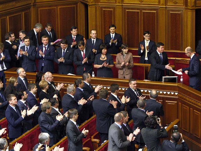Верховная Рада поддержала предложенный коалицией список кандидатов на посты министров в новом правительстве Украины. В поддержку соответствующего решения проголосовали 288 депутатов