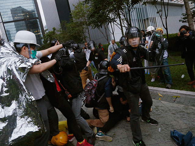 Основатели движения Occupy Central в Гонконге решили сдаться полиции после того, как протестующие впервые применили насилие