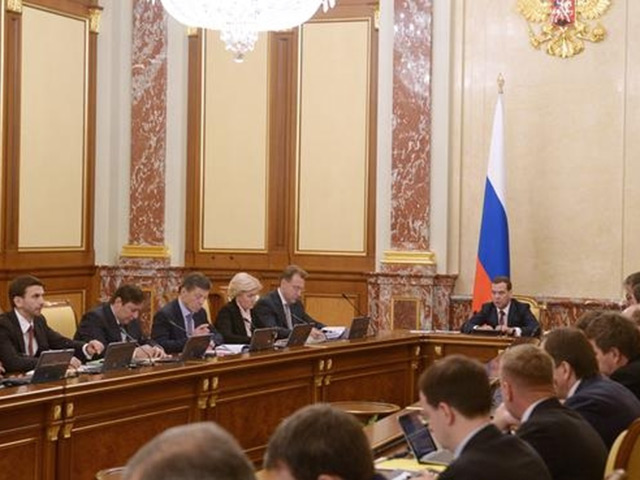 Премьер-министр РФ Дмитрий Медведев предложил упростить взаимодействие государства и предпринимателей при проверках