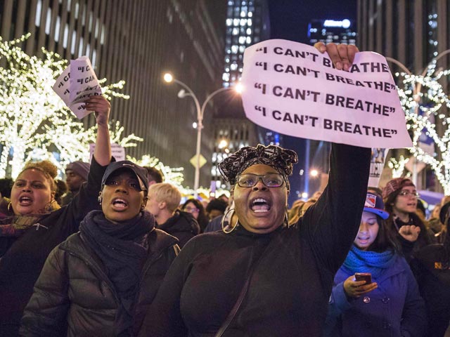 В Нью-Йорке прошли массовые акции протеста после отказа судить полицейского, задушившего при задержании афроамериканца