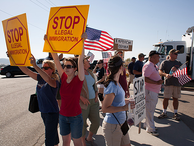 Протестующие против рефомы иммиграционного законодательства, которую Обама реализует в обход конгресса
