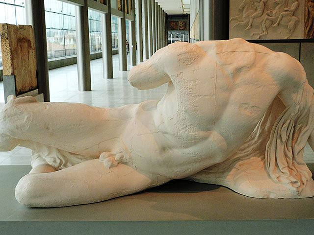 Британский музей впервые в истории передал в другую страну один из экспонатов своей знаменитой коллекции мраморных скульптур Парфенона: в российский Эрмитаж отправилась статуя речного бога Илиссоса