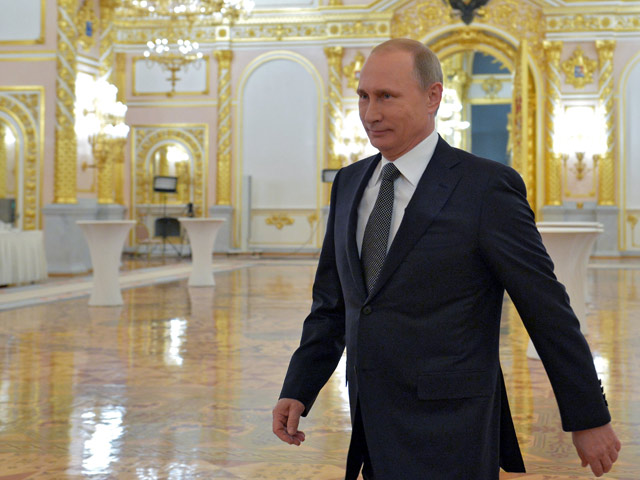 Путин шел к подиуму энергично и подчеркнуто подтянуто, при этом он размахивал руками при ходьбе, чего он обычно не делает, - рассказывает эксперт. - Таким образом он хотел показать свою силу, динамику и открытость