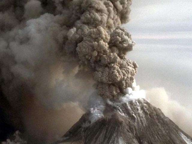Два пепловых выброса вулкана Шивелуч на высоту от 5 до 9 км зафиксированы в субботу на Камчатке. Шивелуч - один из крупнейших вулканов региона