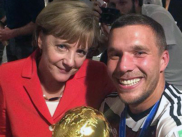 Футболист лондонского "Арсенала" и сборной Германии Лукас Подольски организовал благотворительный аукцион и выставил на продажу селфи с канцлером Германии Ангелой Меркель, которое сделано в раздевалке команды после победного финала чемпионата мира-2014