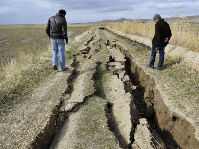 Трещина в земле, образовавшаяся в результате землетрясения в 2011 году, недалеко от деревни Алакей в турецкой провинции Ван