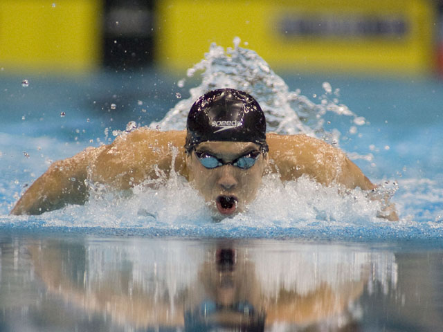 Восемнадцатикратный олимпийский чемпион в плавании американец Майкл Фелпс вернется к соревнованиям после дисквалификации на этапе Кубка мира во Франции в августе