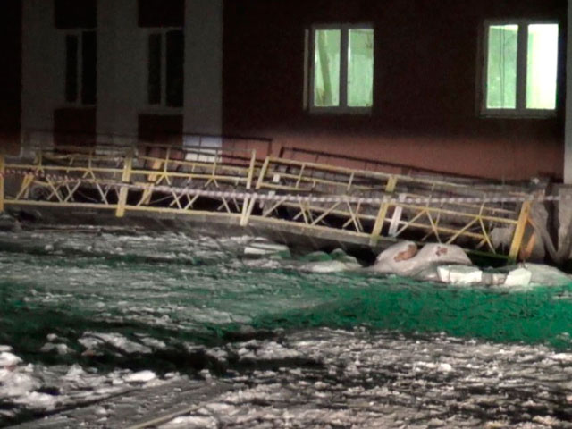 В Оренбурге с высоты упала люлька со строителями