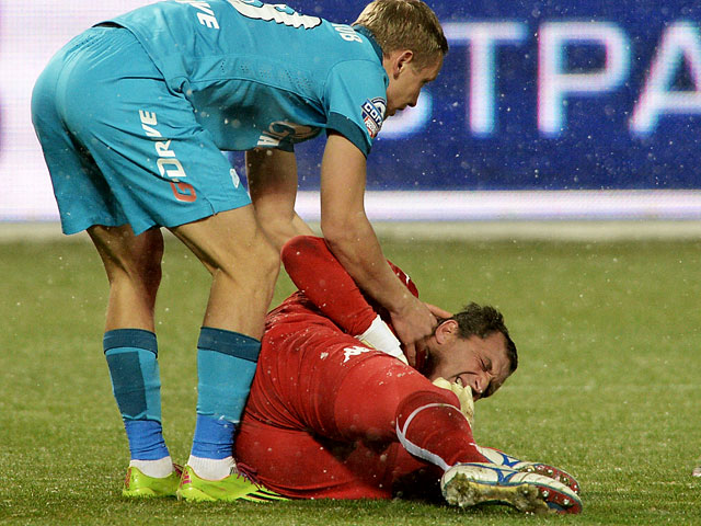 Вратарь футбольного клуба "Краснодар" Андрей Дикань получил серьезную травму в гостевом матче 17-го тура Премьер-лиги с питерским "Зенитом"