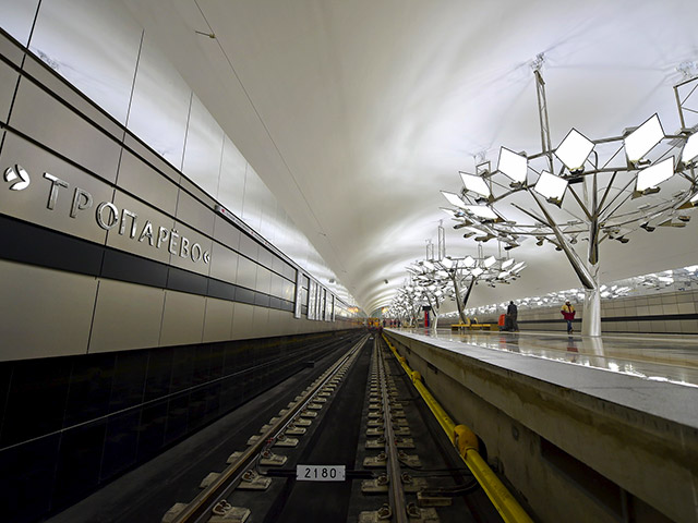 Собянин прокатился на первом поезде с новой станции, а затем заявил, что она "возьмет на себя более 200 тысяч пассажиров в сутки, разгрузит станцию "Юго-Западная" и в целом сделает нагрузку на Сокольническую линию более равномерной"