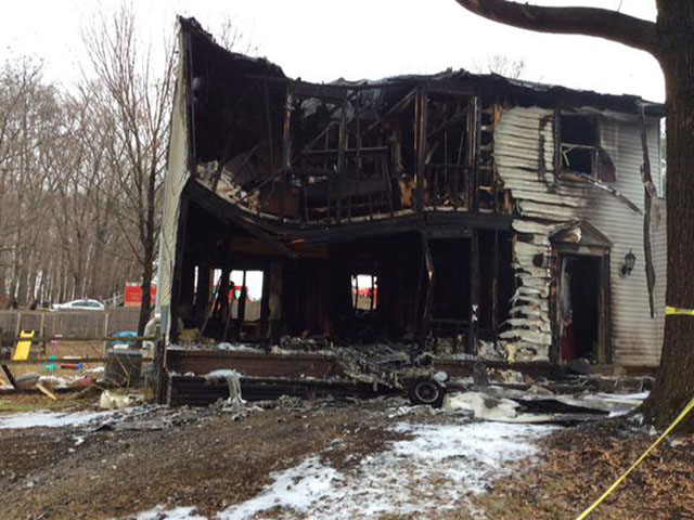 Дом выгорел почти полностью. Повреждения получили и расположенные рядом здания