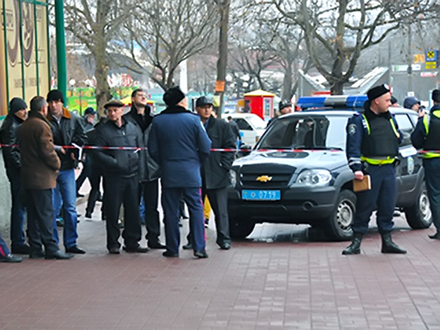 В Запорожье, где несколько сотен человек потребовали отставки мэра города Александра Сина, силы милиции задержали автомобиль, из которого стреляли в сторону городского совета