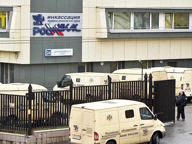 Полиция Санкт-Петербурга ищет участников дерзкого ограбления инкассаторов. Злоумышленники, действуя без грубой силы, угнали автомобиль "Росинкаса", в котором лежали мешки с десятками миллионов рублей