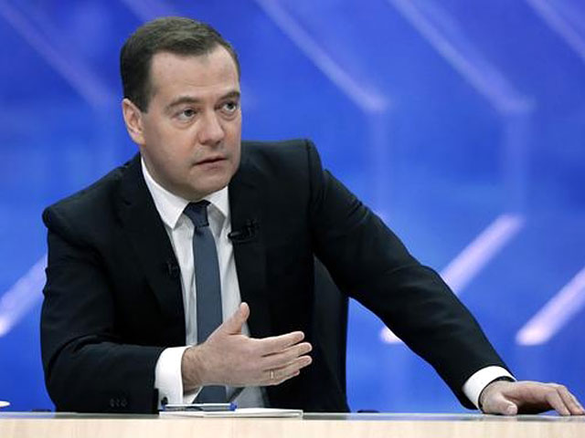 К экономии на новогодних праздниках в среду призвал и премьер-министр Дмитрий Медведев в своем ежегодном интервью пяти телеканалам