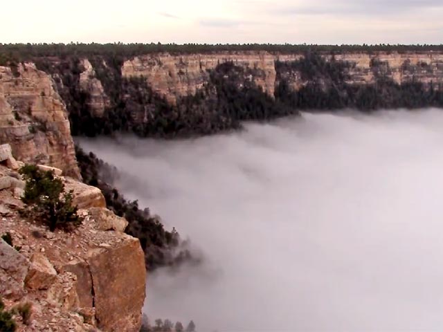 Служба национальных парков США 12 декабря опубликовала снимки, на которых видны признаки присутствия в знаменитом Гранд-Каньоне природного явления, известного как инверсионная облачность. Весь каньон покрыло одеяло из низколетящих облаков