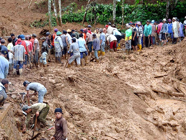 В Индонезии на острове Ява сошел на деревню сошел оползень: минимум 11 человек погибли, еще более сотни числятся пропавшими без вести