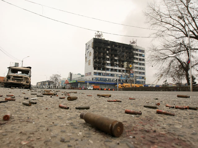 Гильзы возле здания Дома печати, где 4 декабря проходила спецоперация МВД Чеченской Республики по обезвреживанию боевиков незаконного вооруженного формирования в Грозном