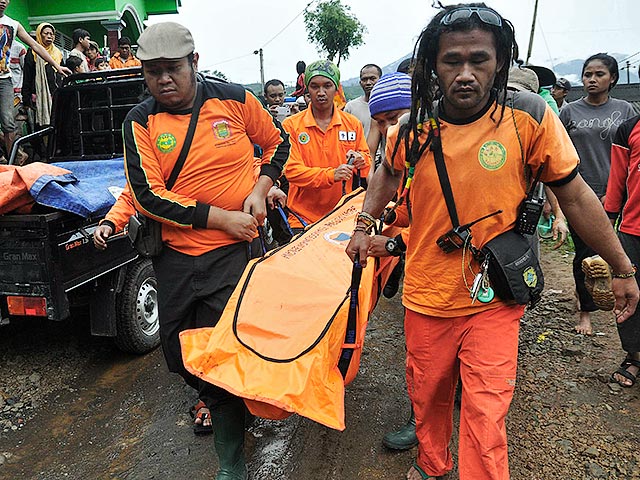 Спасатели нашли тела 24 человек, погибших в результате схода оползня в пятницу вечером в индонезийской провинции Центральная Ява