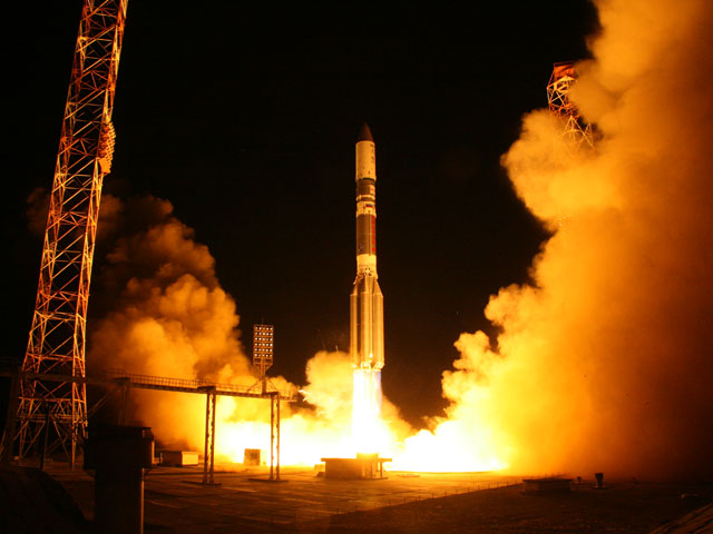 Старт ракеты-носителя "Протон-М" с телекоммуникационным космическим аппаратом "Астра-2Е" с пусковой площадки космодрома Байконур