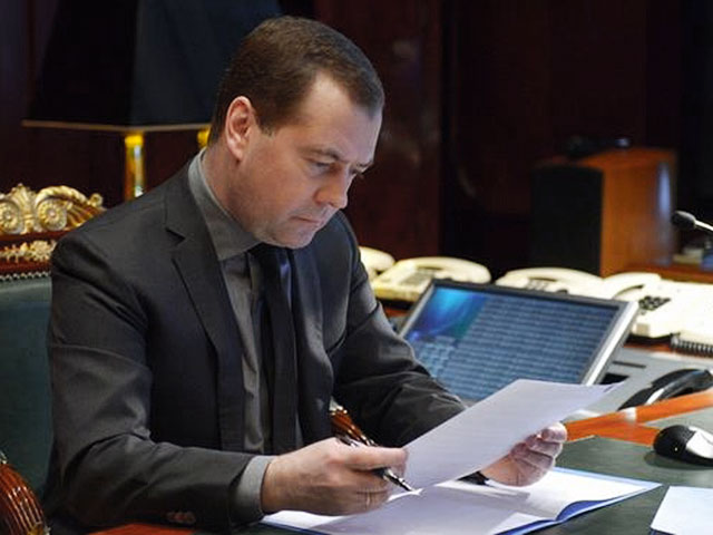 На совещании у премьер-министра Дмитрия Медведева принято решение сократить госрасходы уже в бюджете на 2015 год, рассказали "Ведомости" со ссылкой на информацию от неназванных федеральных чиновников