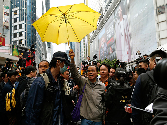 Полиция Гонконга приступила к разбору последнего из трех лагерей демонстрантов, который они обустроили за время акций протестов, продолжавшихся более двух месяцев