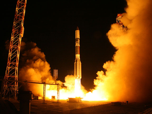 Запуск ракеты-носителя "Протон М" с космодрома Байконур, который был произведен рано утром 15 декабря, вызвал появление в небе над рядом российских городов странных фигур, и, как следствие, ажиотаж в соцсетях