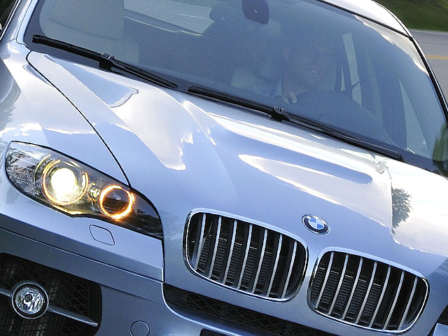 В розыск объявлен автомобиль BMW X6 серебристого цвета, который принадлежит 25-летнему мужчине. Сам потерпевший оценил материальный ущерб в 2 миллиона рублей