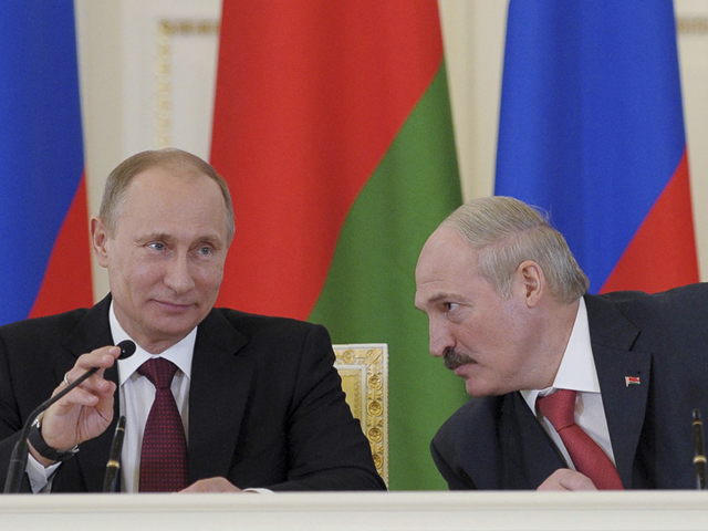 Александр Лукашенко призвал правительство перестать молиться на Россию и заняться поиском новых рынков сбыта. По словам главы республики, у кабмина на решение этого вопроса есть несколько недель