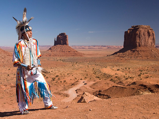 Индейцы навахо выкупили несколько ритуальных масок на парижском аукционе, который не удалось остановить
