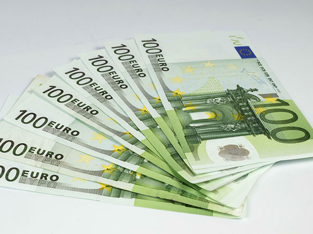 Очередной рубеж пал: в ходе торгов сегодня евро превышал 100 рублей, доллар - 80 рублей