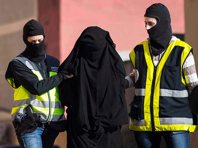 Министерство внутренних дел Испании провело в середине декабря успешную операцию по задержанию вербовщиков новых сторонников "Исламского государства". Как сообщили в полиции, были задержаны четыре женщины и трое мужчин