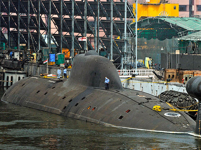 Первую АПЛ "Нерпа" проекта 971 Индия взяла в аренду у России сроком на 10 лет. Она была принята в состав индийских военно-морских сил в апреле 2012 года под названием "Чакра"