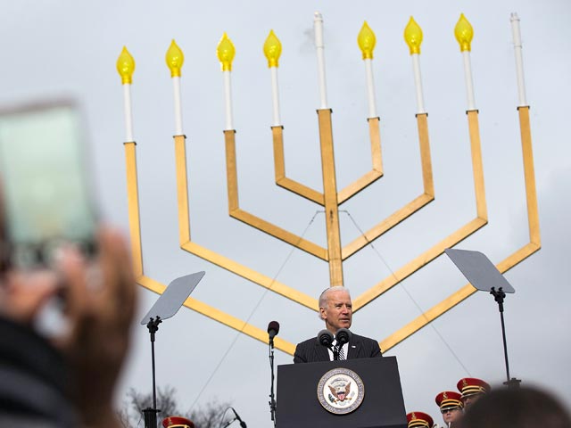 Вице-президент США Джо Байден во вторник принял участие в торжественном зажжении национальной меноры в честь еврейского праздника Ханука