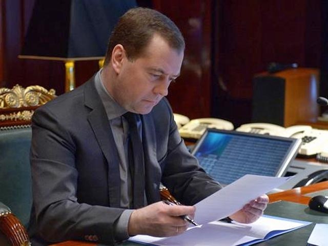 Медведев: курс рубля вышел за пределы комфортных для экономике границ
