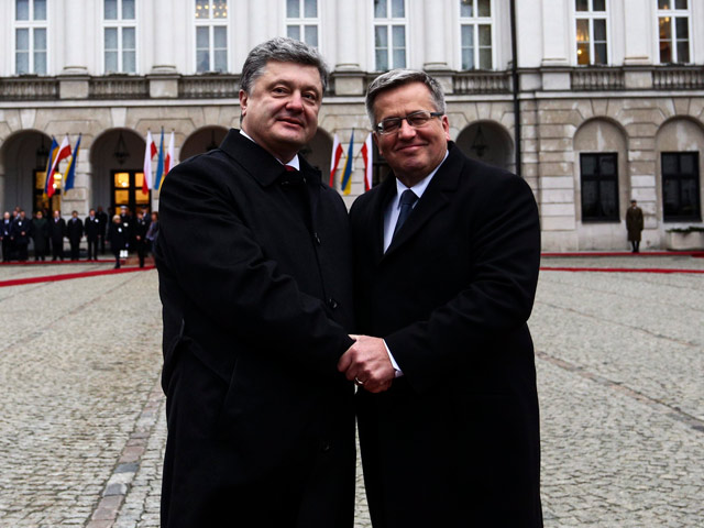 Президент Украины Петр Порошенко в среду начал двухдневный официальный визит в Польшу - с почестями его встречали в президентском дворце в Варшаве