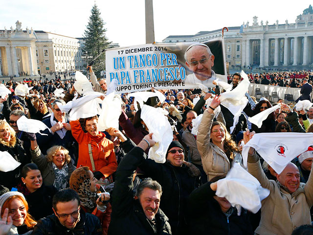 Тысячи танцоров поздравили Папу Франциска с 78-летием, исполнив танго на главной площади Ватикана